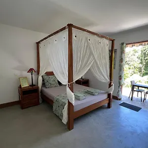 Couette-café Paradise, Lamentin